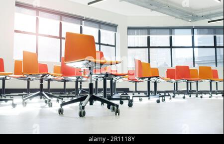 Avete prenotato il vostro posto al nostro seminario? sedie in un ufficio moderno vuoto. Foto Stock