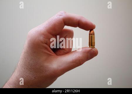 Proiettile in mano Foto Stock