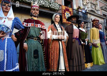 Madrid, Spagna. 10th maggio, 2023. Teste grandi tradizionali viste prima della proclamazione di Ramoncín. La cantante Ramoncín ha avuto il compito di dare il segnale di partenza alle grandi giornate delle Fieste di San Isidro quest'anno con la lettura del proclama dal balcone della Plaza de la Villa. Durante la proclamazione, un gruppo di cittadini ha protestato contro la gestione del sindaco di Madrid. Credit: SOPA Images Limited/Alamy Live News Foto Stock