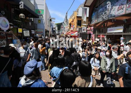 Takeshita dori, uno dei famosi viali di tokyo durante la settimana d'oro Foto Stock