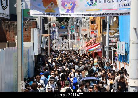 Takeshita dori, uno dei famosi viali di tokyo durante la settimana d'oro Foto Stock