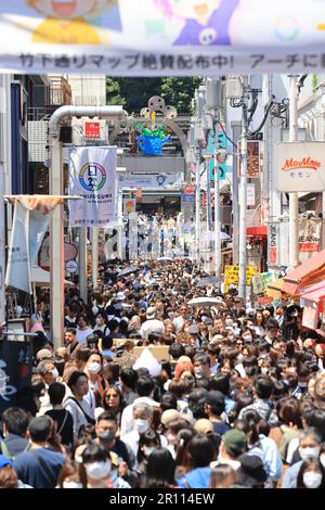 Takeshita dori, uno dei famosi viali di tokyo durante la settimana d'oro Foto Stock