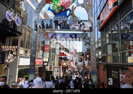 Takeshita dori, uno dei famosi viali di tokyo durante la settimana d'oro Foto Stock