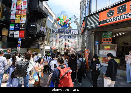 Takeshita dori, uno dei famosi viali di tokyo durante la settimana d'oro Foto Stock