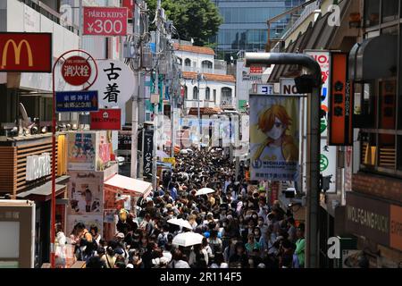 Takeshita dori, uno dei famosi viali di tokyo durante la settimana d'oro Foto Stock