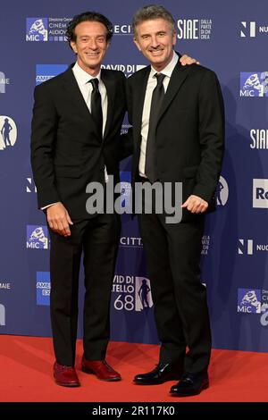 Roma, Italia. 10th maggio, 2023. Salvo Ficarra (L) e Valentino Picone (R) assistono al tappeto rosso dei Premi Davide di Donatello 2023 presso gli studi Cinecittà Lumina. Credit: SOPA Images Limited/Alamy Live News Foto Stock
