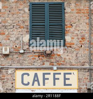 Toscana, Italia. Cartello Old caffe sotto una tradizionale finestra italiana Foto Stock