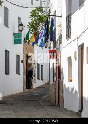 CASARES, ANDALUCIA/SPAGNA - 5 MAGGIO : Vista di Casares in Spagna il 5 maggio 2014. Uomo non identificato Foto Stock