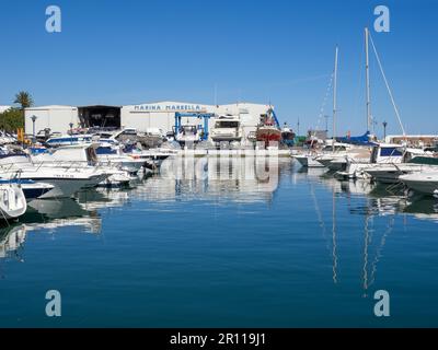 MARBELLA, ANDALUCIA/SPAGNA - 4 MAGGIO : Barche nel porto turistico di Marbella Spagna il 4 maggio 2014 Foto Stock