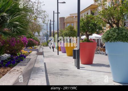 BENALMADENA, ANDALUSIA/SPAGNA - 9 MAGGIO : vasi di fiori in Benalmadena Spagna il 9 maggio 2014. Persone non identificate Foto Stock