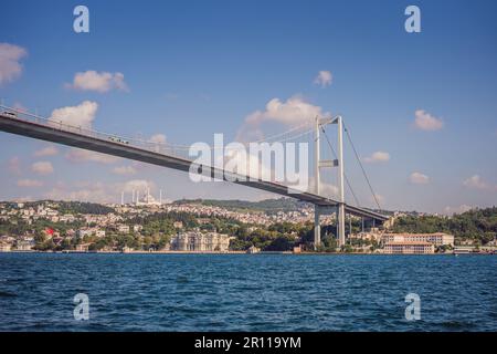 Ponte sul Bosforo in un giorno di sole estivo, vista dal mare, Istanbul Turchia Foto Stock