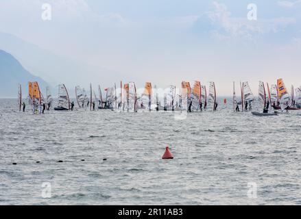 TORBOLE, ITALIA, 22 APRILE: Windsurf sul Lago di Garda a Torbole il 22 aprile 2014. Il Lago di Garda è il più grande lago d'Italia, per il quale è molto popolare Foto Stock