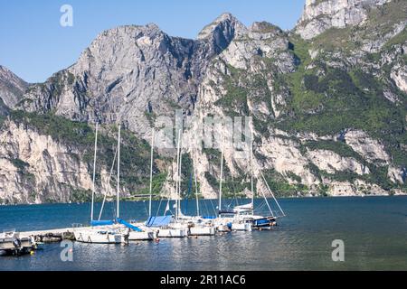 Barche a vela in un porto turistico sul Lago di Garda in Torbole Italia, NAAG-Turbel, Trentino-Suedtirol, Italien Foto Stock