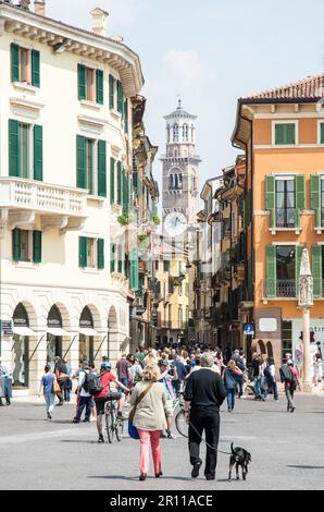 VERONA, 23 APRILE: Turisti nel centro storico di Verona, 23 aprile 2014. Verona è famosa per il suo antico anfiteatro che potrebbe Foto Stock