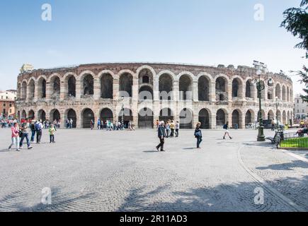 VERONA, ITALIA, 23 APRILE: Turisti all'arena di Verona, 23 aprile 2014. L'anfiteatro potrebbe ospitare più di 30, 000 spettatori in antico Foto Stock