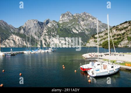 Barche a vela in un porto turistico sul Lago di Garda in Torbole Italia, NAAG-Turbel, Trentino-Suedtirol, Italien Foto Stock