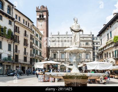 VERONA, 23 APRILE: Turisti nel centro storico di Verona, 23 aprile 2014. Verona è famosa per il suo antico anfiteatro che potrebbe Foto Stock