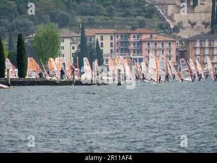 TORBOLE, ITALIA, 22 APRILE: Windsurf sul Lago di Garda a Torbole il 22 aprile 2014. Il Lago di Garda è il più grande lago d'Italia, per il quale è molto popolare Foto Stock