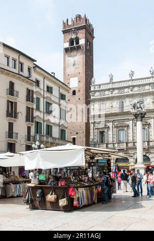 VERONA, 23 APRILE: Turisti nel centro storico di Verona, 23 aprile 2014. Verona è famosa per il suo antico anfiteatro che potrebbe Foto Stock