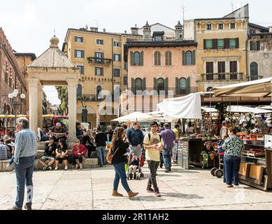 VERONA, 23 APRILE: Turisti nel centro storico di Verona, 23 aprile 2014. Verona è famosa per il suo antico anfiteatro che potrebbe Foto Stock