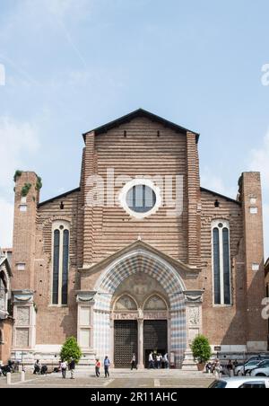 VERONA, 23 APRILE: Turisti alla chiesa di Sant Anastasia di Verona, 23 aprile 2014. Verona è famosa per il suo antico anfiteatro che Foto Stock