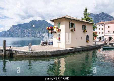 TORBOLE, ITALIA, 22 APRILE: Il villaggio di Torbole, Italia il 22 aprile 2014. La città si trova sul Lago di Garda, il più grande lago d'Italia, che è Foto Stock