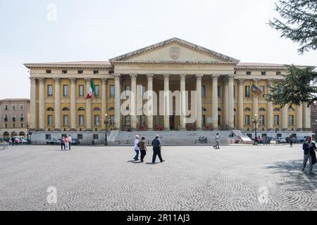 VERONA, 23 APRILE: Turisti a Palazzo Barbieri a Verona, 23 aprile 2014. Il Palazzo è il municipio di Veronas. La costruzione iniziò nel 1836 Foto Stock