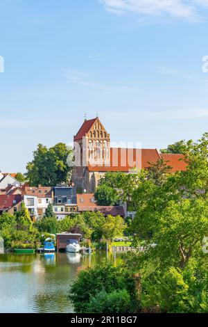 Vista sul lago della città di Lychen fino alla chiesa cittadina di St John, città di Lychen, Uckermark, Brandeburgo, Germania Foto Stock