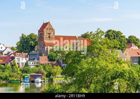 Vista sul lago della città di Lychen fino alla chiesa cittadina di St John, città di Lychen, Uckermark, Brandeburgo, Germania Foto Stock