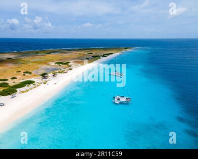 Klein Curacao Island con Tropical Beach all'isola caraibica di Curacao Caribbean, vista aerea drone su una spiaggia con turqouse colorato oceano e persone che prendono il sole Foto Stock