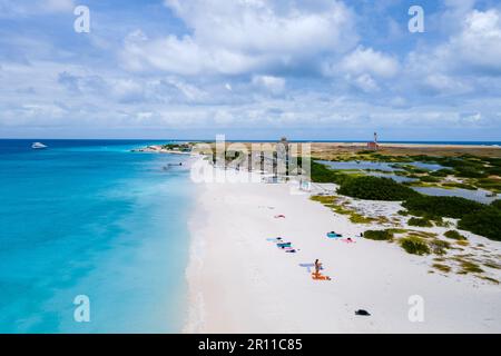 Klein Curacao Island con Tropical Beach all'isola caraibica di Curacao Caribbean, vista aerea drone su una spiaggia con turqouse colorato oceano e persone che prendono il sole Foto Stock