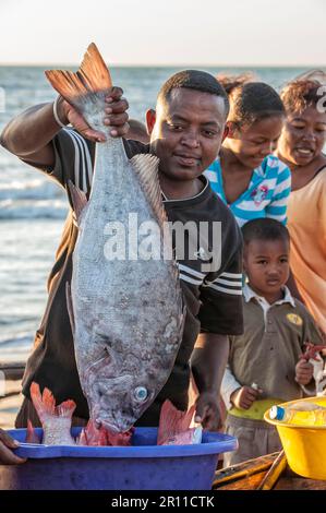 Pescatore malgascio che mostra la sua cattura, Morondava, provincia di Toliara, Madagascar Foto Stock