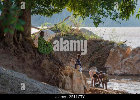 Donna malgascia sulle rive del fiume Mananbolo, Bekopaka, Provincia di Majunga, Madagascar Foto Stock