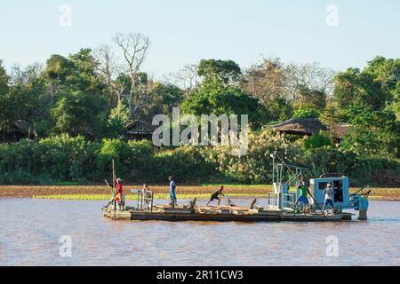 Giro in traghetto sul fiume Mananbolo, Tsingy de Bemaraha, Bekopaka, Provincia di Majunga, Madagascar Foto Stock