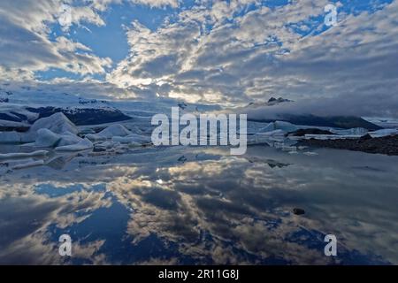 Laguna del Ghiacciaio Fjallsarlon, Parco Nazionale Vatnajokull, Islanda Foto Stock