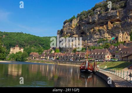 La Roque Gageac, Castello di Malartrie, Perigord, fiume Dordogna, fiume Dordogna, Barca turistica, barca gabare, barche tour, valle della Dordogna, Perigord Noir Foto Stock