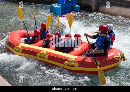 Sport Acquatici presso la Cardiff International White Water Centre Foto Stock