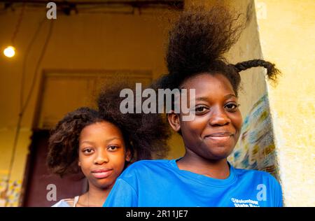 Ragazze scolastiche amichevoli, Mbanza Ngungu, Congo RD Foto Stock