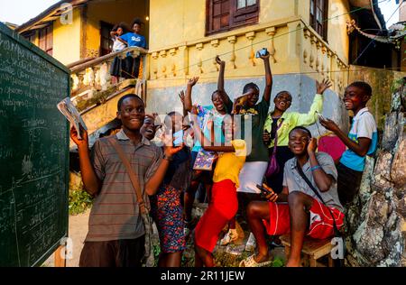 Ragazze scolastiche amichevoli, Mbanza Ngungu, Congo RD Foto Stock