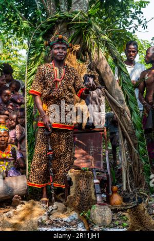 Capo tribale della tribù Yaka, Mbandane, Congo Foto Stock