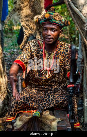 Capo tribale della tribù Yaka, Mbandane, Congo Foto Stock