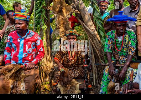 Capo tribale della tribù Yaka, Mbandane, Congo Foto Stock