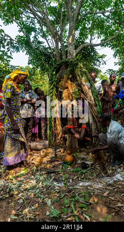 Capo tribale della tribù Yaka, Mbandane, Congo Foto Stock