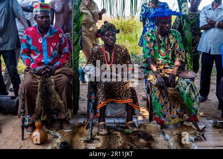 Capo tribale della tribù Yaka, Mbandane, Congo Foto Stock