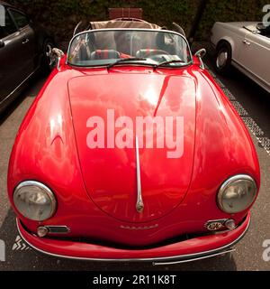 Porsche 356 Vintage Convertibile, auto sportiva, fari rotondi, guida aperta, vernice rossa, lucentezza, cura dell'auto Foto Stock