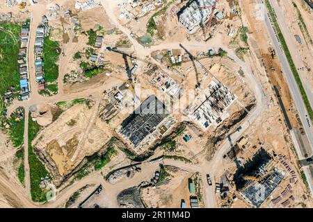 cantiere con macchinari, attrezzature e materiali. fase iniziale della costruzione. ripresa dall'alto. Foto Stock