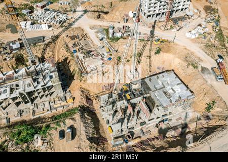 nuove case residenziali a più piani in costruzione. grande cantiere con gru di lavoro. vista aerea. Foto Stock