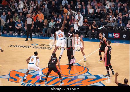 NEW YORK, NY - MAGGIO 10: BAM Adebayo #13 delle battaglie di Miami Heat per la palla con Mitchell Robinson #23 dei New York Knicks durante la partita cinque delle semifinali della Eastern Conference nei playoff NBA 2023 al Madison Square Garden il 10 maggio 2023 a New York/New York. (Foto di Stephen Nadler/PxImages) Foto Stock