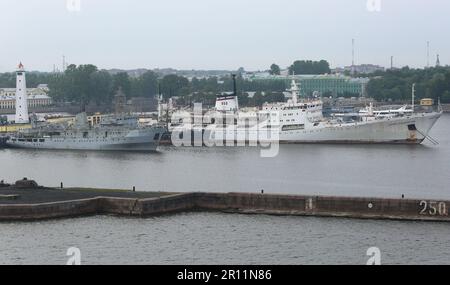 Nave di ricerca Admiral Vladimirsky (progetto 852), descritta dai media occidentali come nave spia della marina russa e nave smagnetizzatrice SR-936 (130) Foto Stock