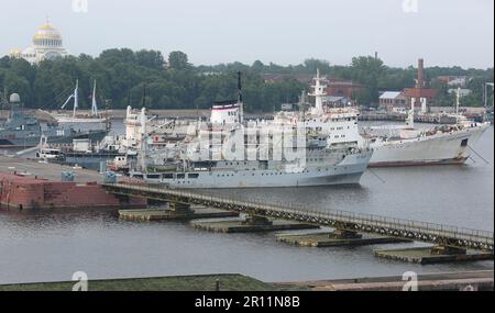 Nave di ricerca Admiral Vladimirsky (progetto 852), descritta dai media occidentali come nave spia della marina russa e nave smagnetizzatrice SR-936 (130) Foto Stock